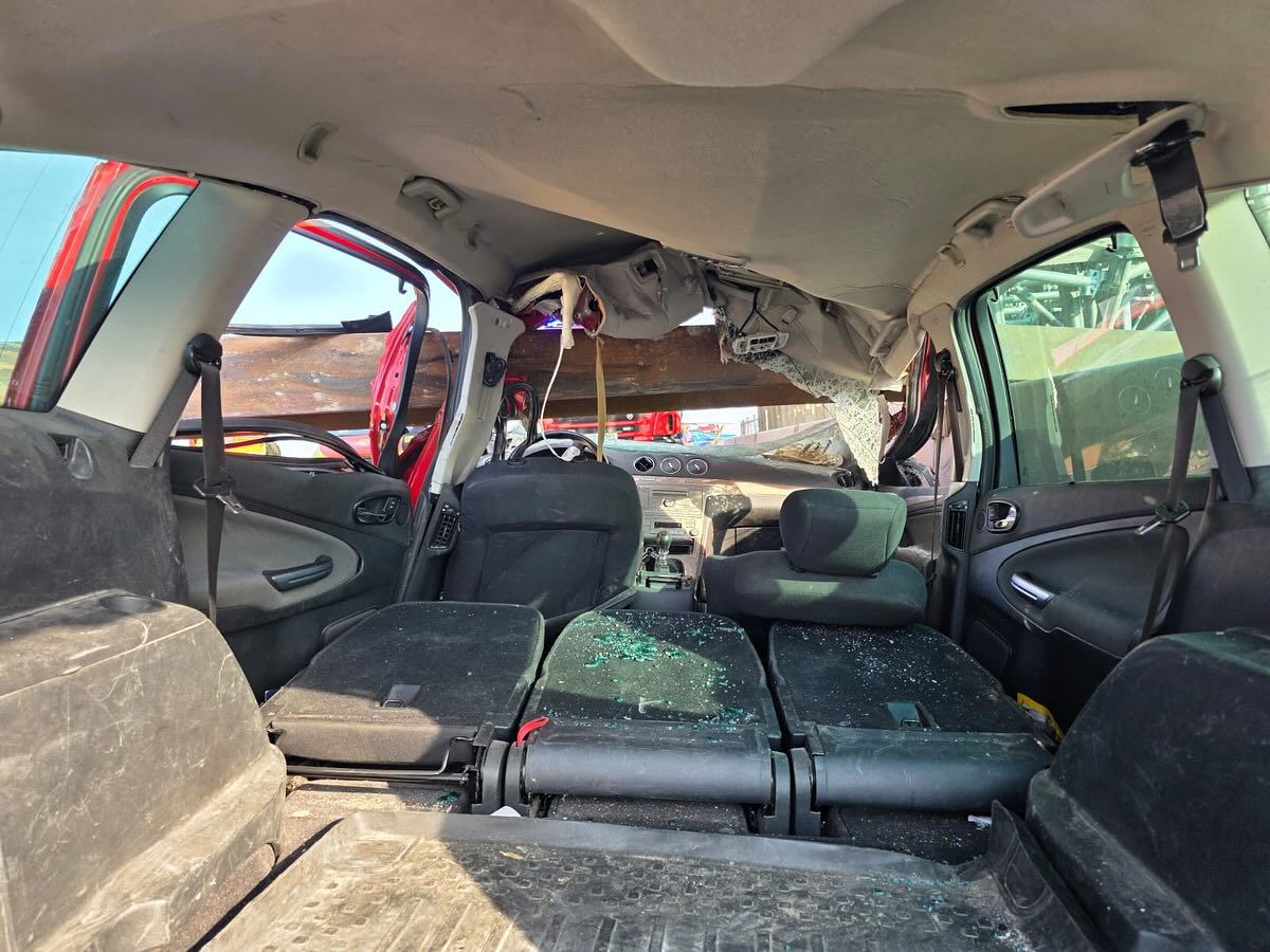 V Třebízi se na auto zřítila traverza z mostu. Foto: HZS