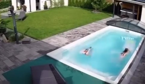 VIDEO: Dramatické záběry! Dítě se topilo v bazénu, uvízlo v dětském kruhu