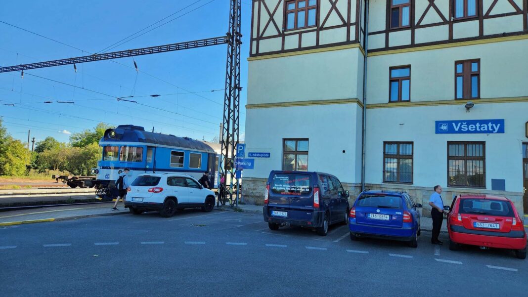 Ve Všetatech vlaky dočasně končí, dál musí cestující autobusem. Zdroj: FB/Doprava Mělník a okolí