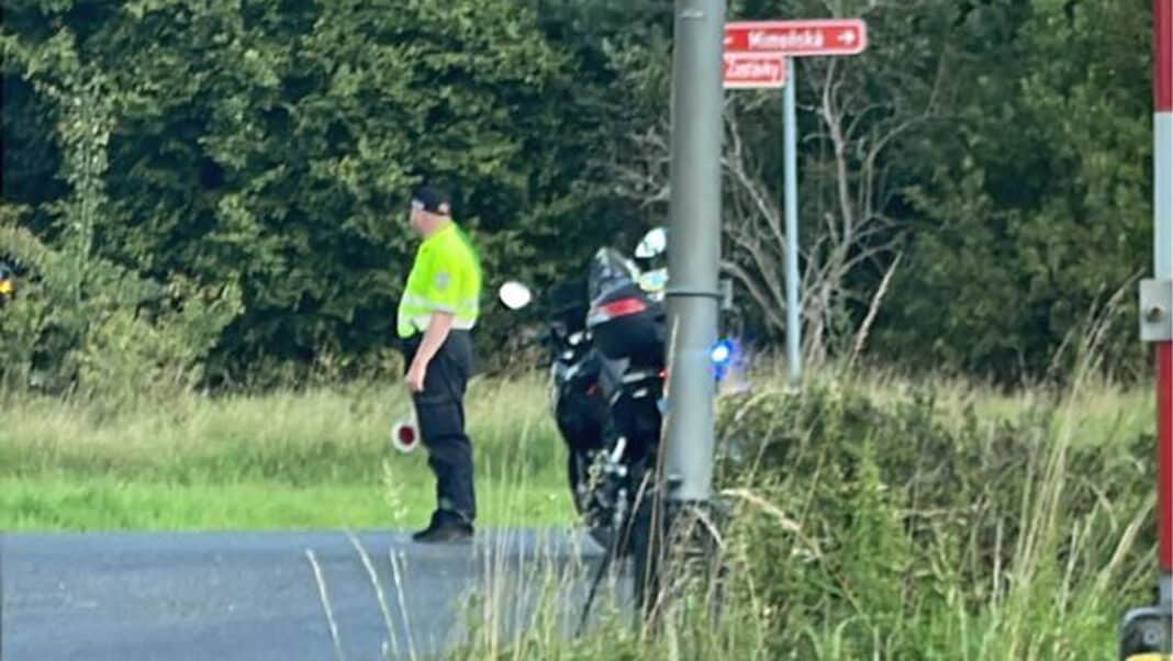 Policista řídí dopravu u Bohatic před místem tragické nehody. Foto: Ivana Jablonovská