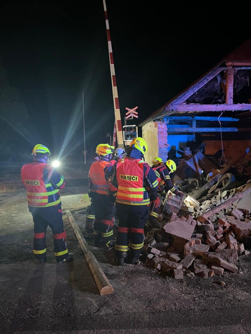 Řidič v Kytlicích - Mlýnech zbořil garáž. Foto: HZS