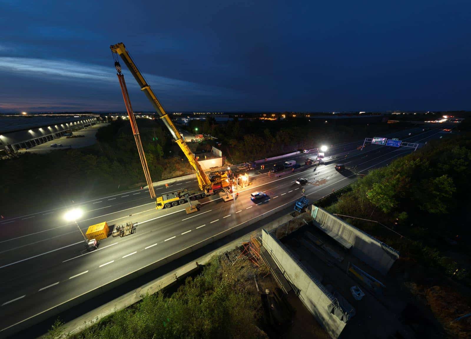 Noční stavba nového mostu na dálnici D11. Foto: KSÚS