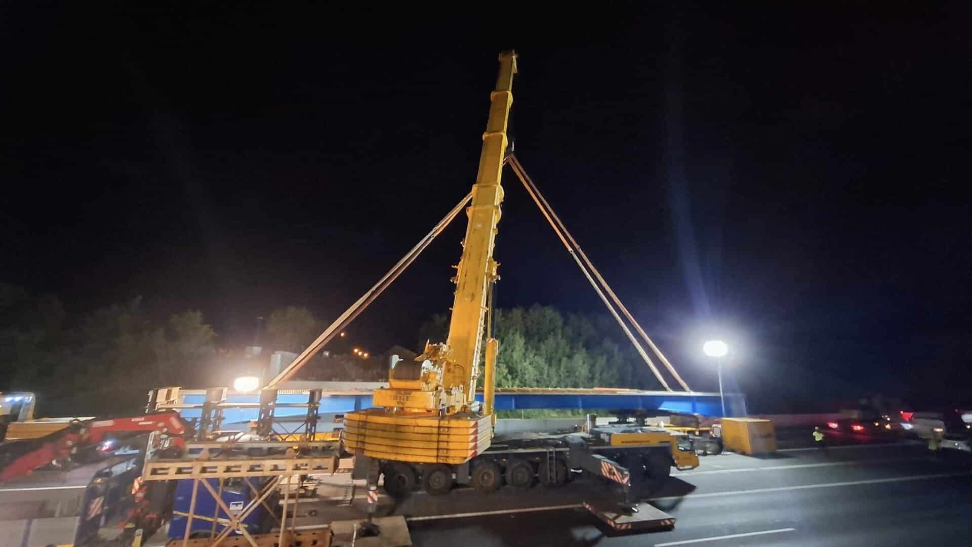 Noční stavba nového mostu na dálnici D11. Foto: KSÚS