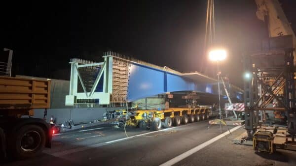 Noční stavba nového mostu na dálnici D11. Foto: KSÚS