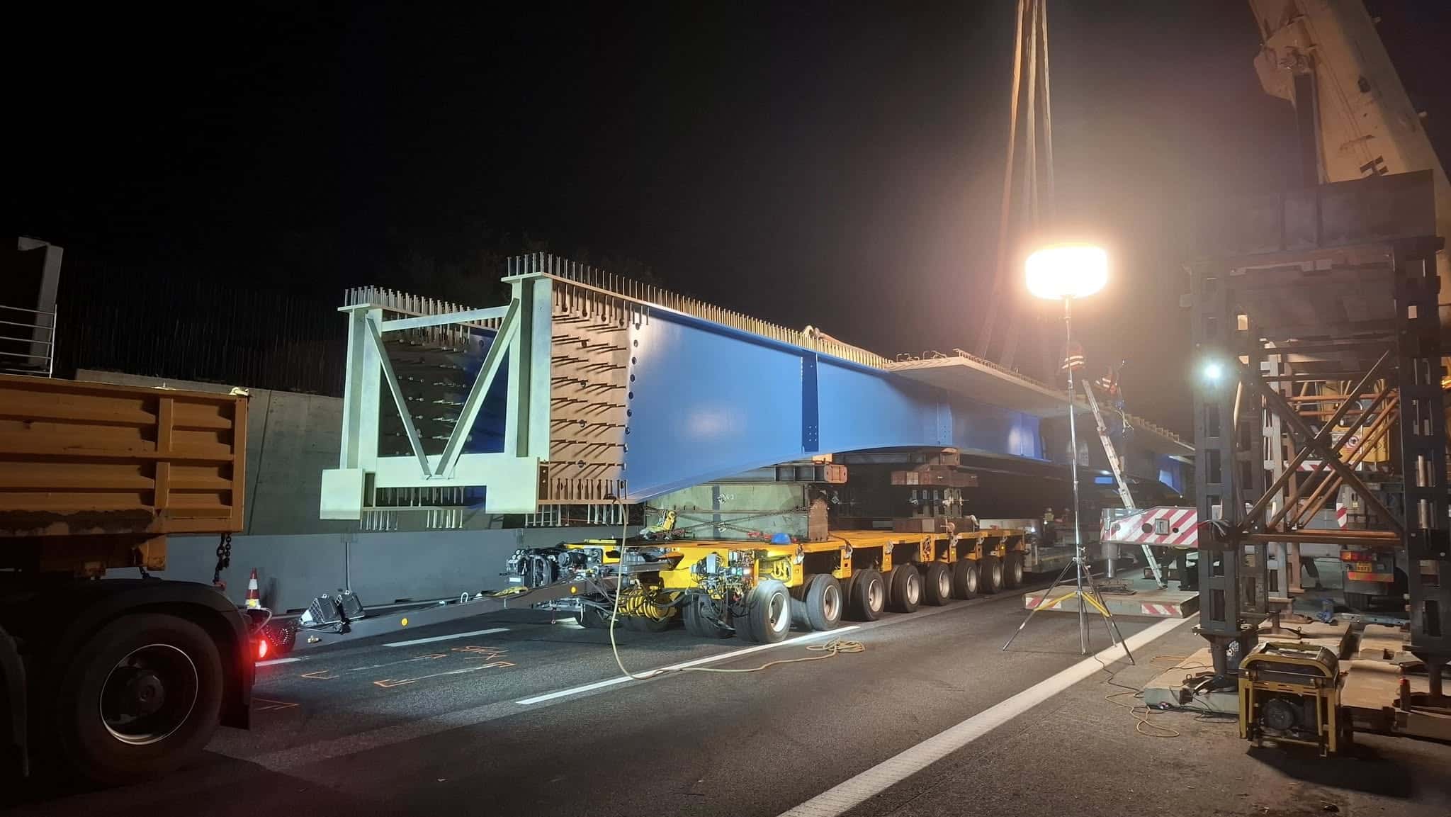 Noční stavba nového mostu na dálnici D11. Foto: KSÚS