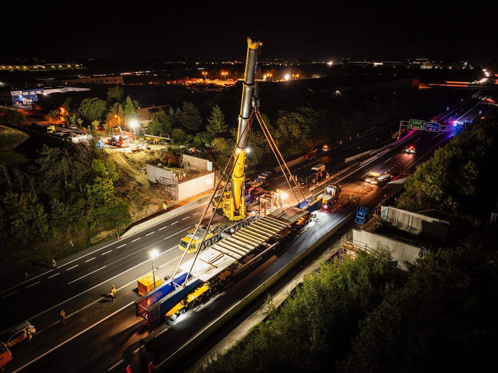 Noční stavba nového mostu na dálnici D11. Foto: KSÚS