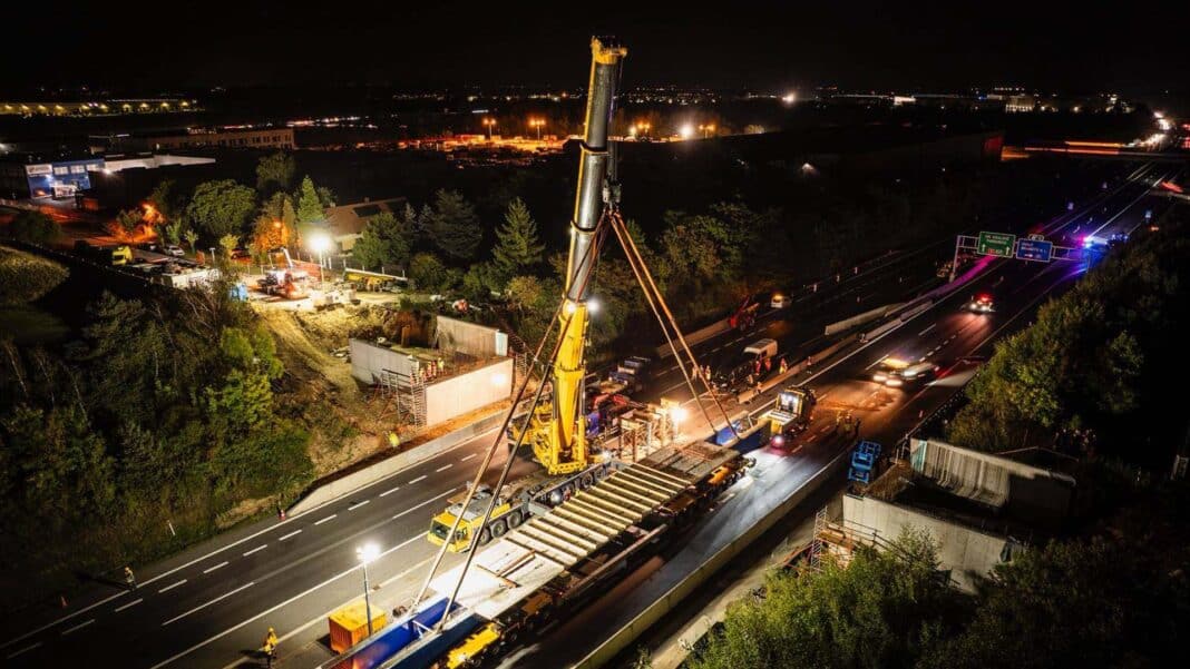 Noční stavba nového mostu na dálnici D11. Foto: KSÚS