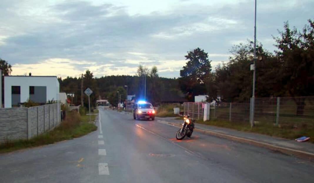 Vyšetřování nehody motorkáře a chodkyně v Plzni. Foto: PČR