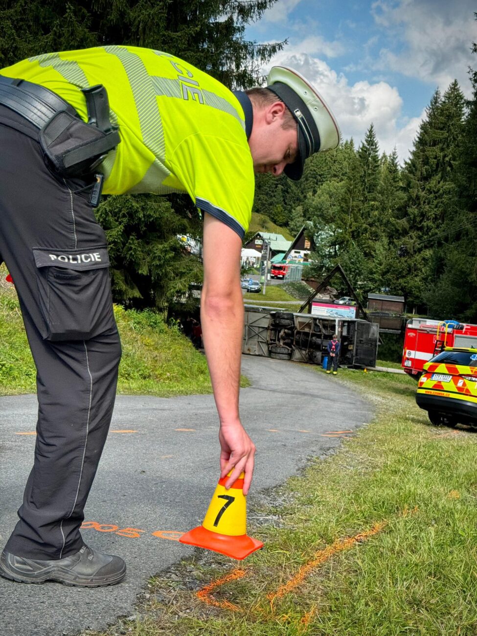Nehoda autobusu ve Starých Hamrech si vyžádala desítky zraněných.