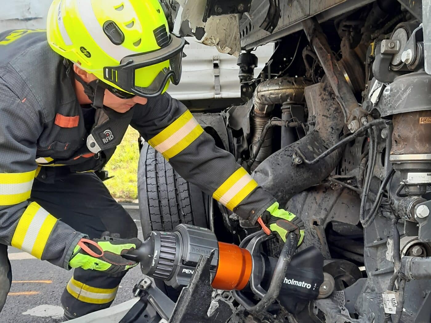 Tragická nehoda u Bíliny. Kamion najel do auta silničářů.