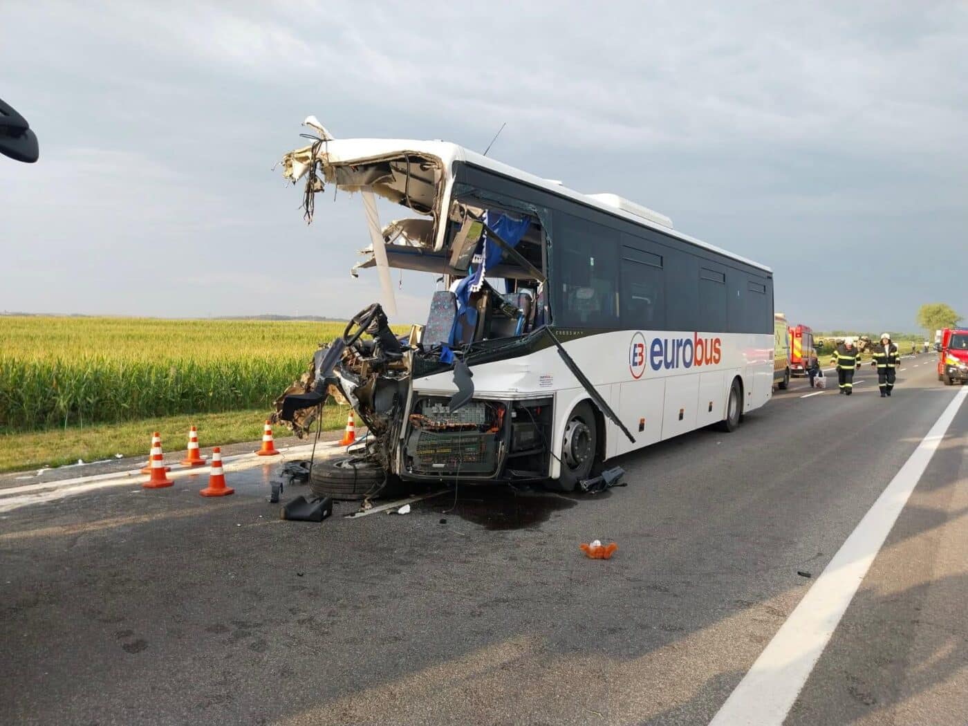 Tragická nehoda kamionu a autobusu na Košicku.