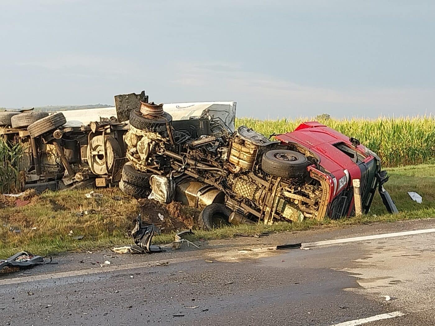 Tragická nehoda kamionu a autobusu na Košicku.