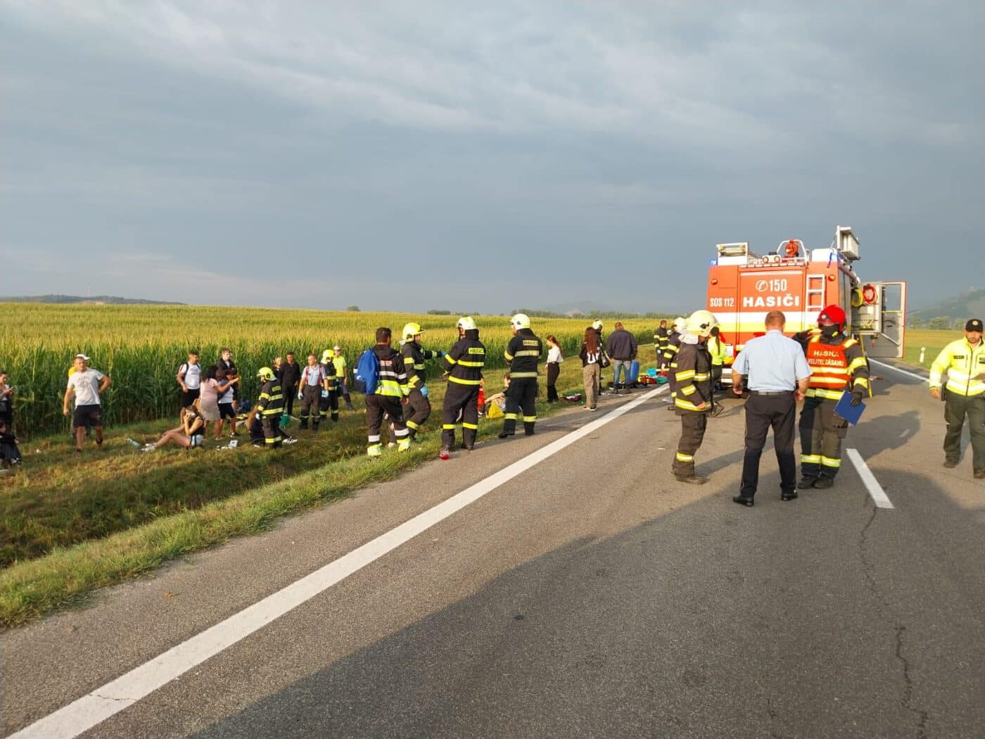 Tragická nehoda kamionu a autobusu na Košicku.