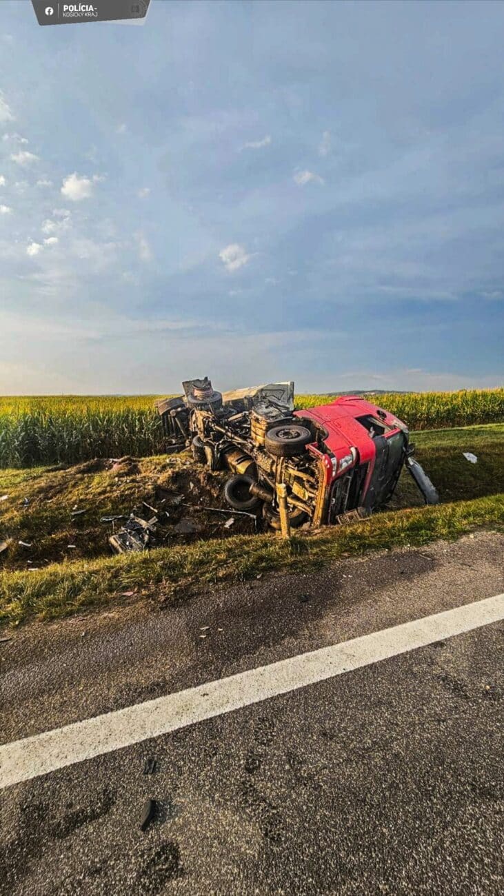 Tragická nehoda kamionu a autobusu na Košicku.
