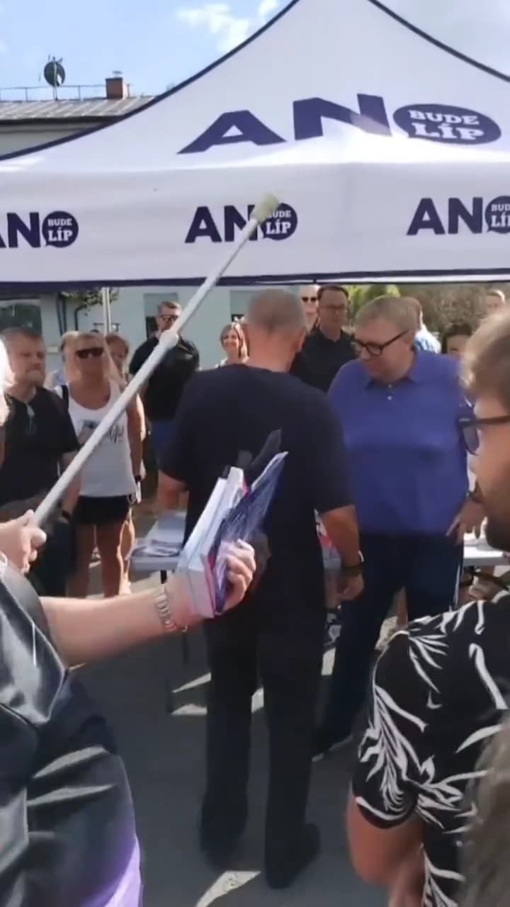 VIDEO: Útok na Andreje Babiše v obci Dobrá.