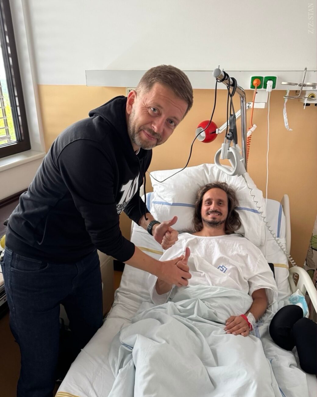 Jan Mádl je po nehodě v nemocnici, vyrazil za ním Vít Rakušan. Foto: FB/Vít Rakušan