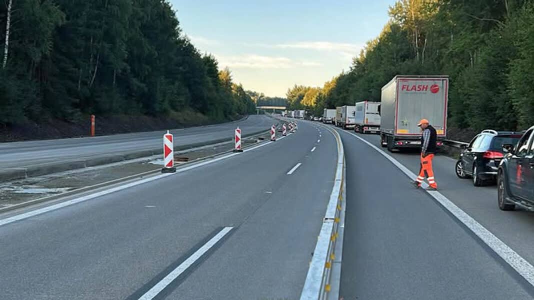 Řidiči čekají v koloně před požárem kamionu na dálnici D5. Foto: Daniel Mareček