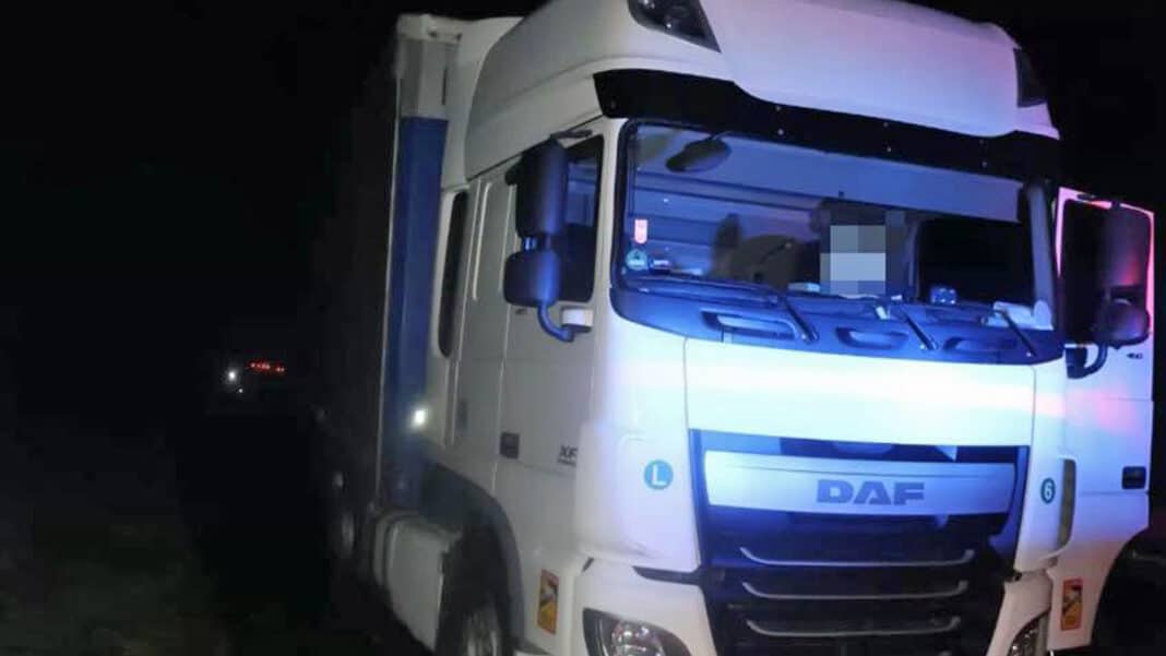 Řidič tohoto kamionu na D1 nadýchal 2,44 promile alkoholu. Foto: PČR