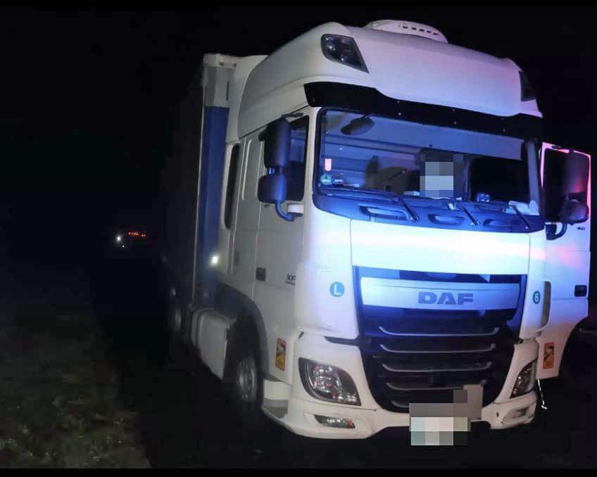 Řidič tohoto kamionu na D1 nadýchal v neděli 2,44 promile alkoholu. Foto: PČR