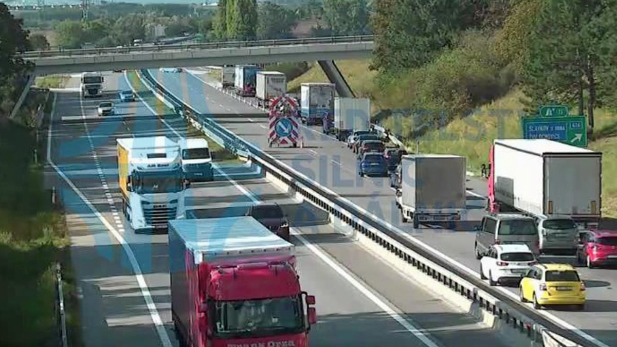 Policie dopravu odklání na Blučinu.