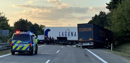 Hromadná nehoda kamionů na dálnici D2 u Blučiny.