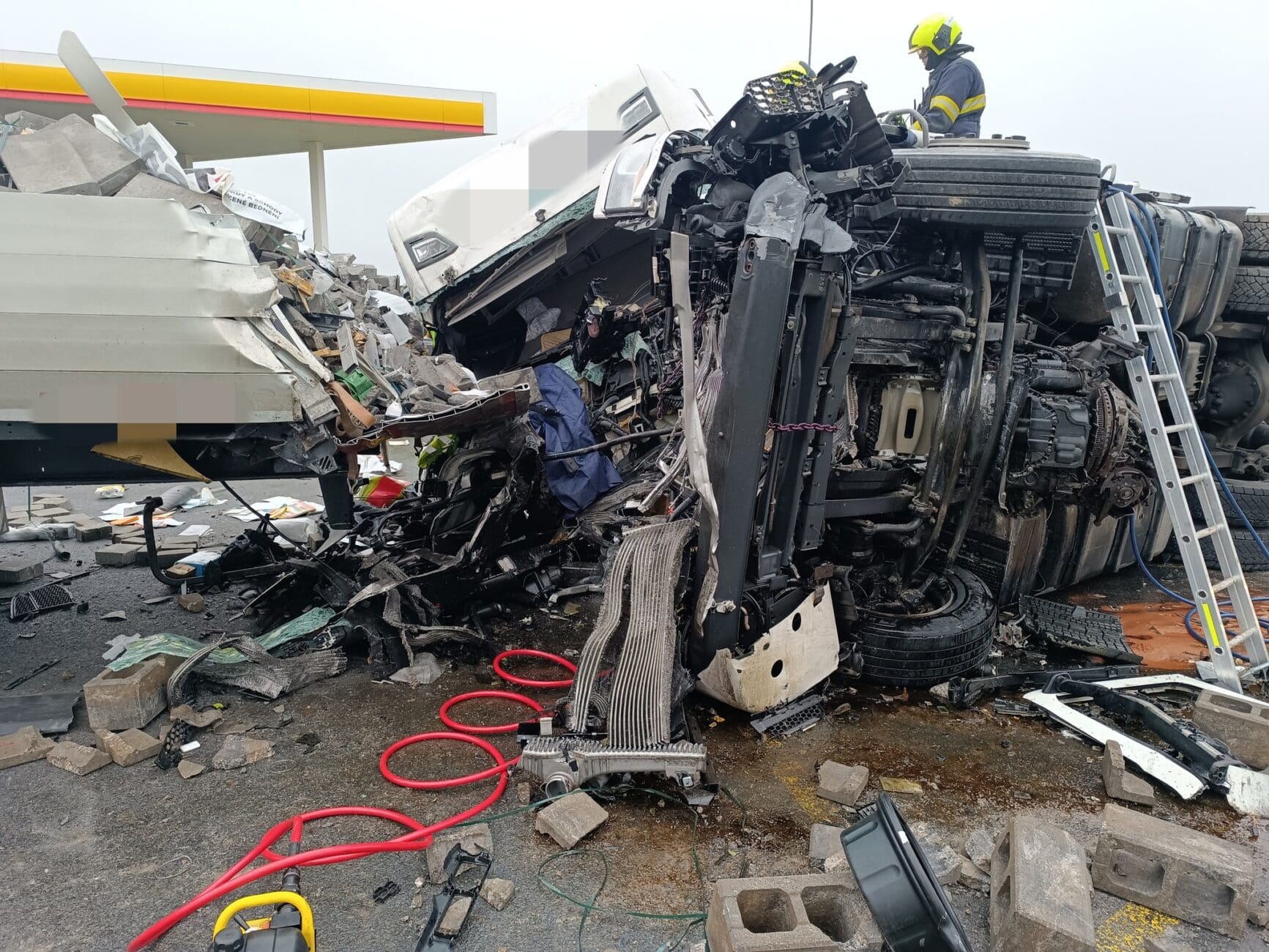 Vážná nehoda kamionů na benzince Shell na dálnici D5. Foto: HZS