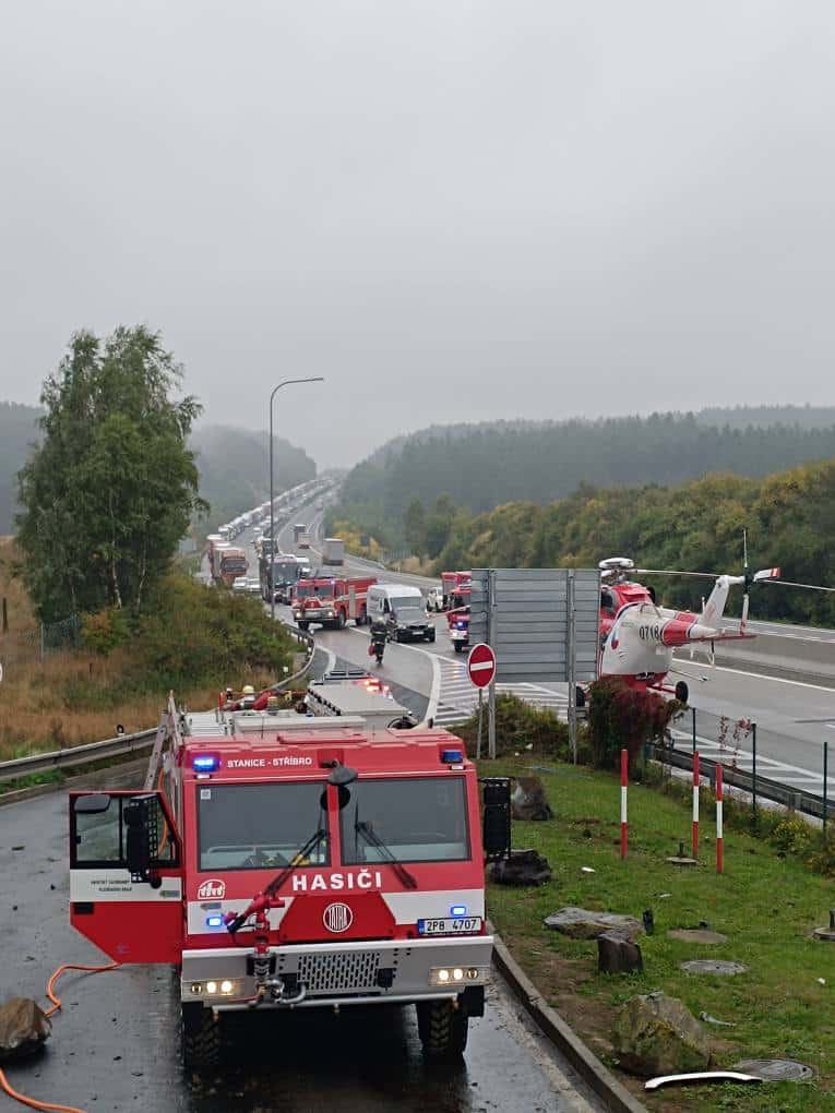 Vážná nehoda kamionů na benzince Shell na dálnici D5. Foto: HZS