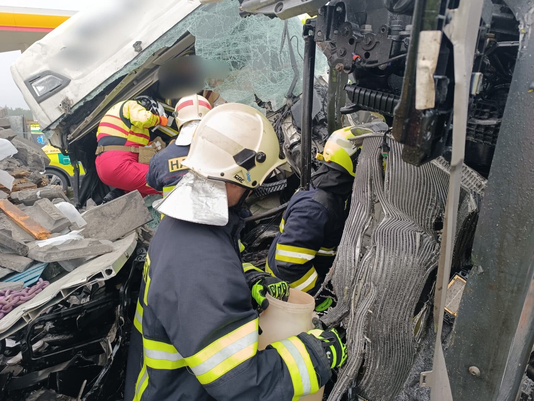 Vážná nehoda kamionů na benzince Shell na dálnici D5. Foto: HZS