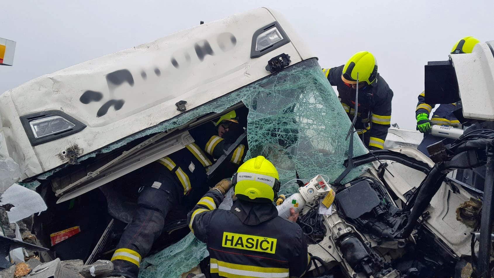 Vážná nehoda kamionů na benzince Shell na dálnici D5. Foto: HZS