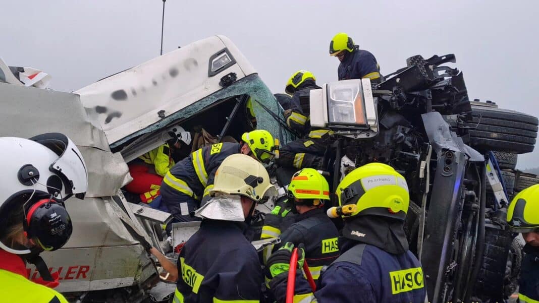 Vážná nehoda kamionů na benzince Shell na dálnici D5. Foto: HZS