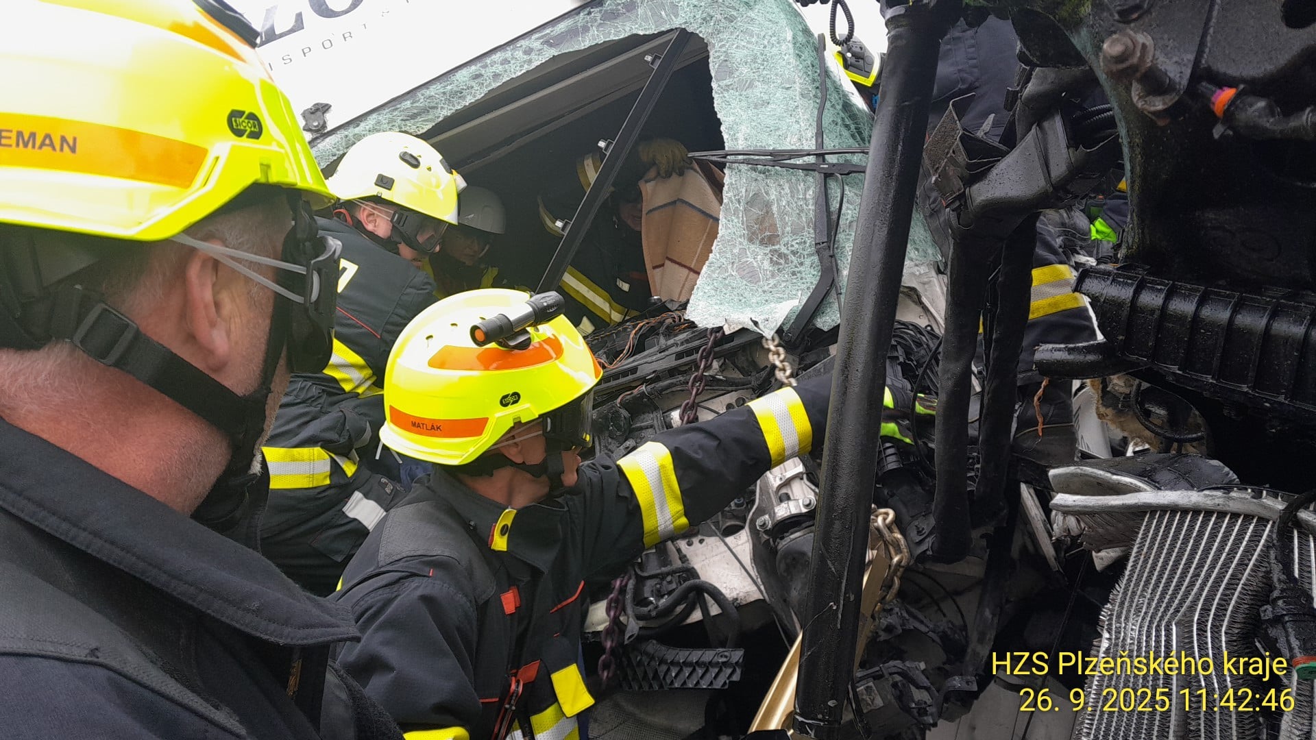 Vážná nehoda kamionů na benzince Shell na dálnici D5. Foto: HZS