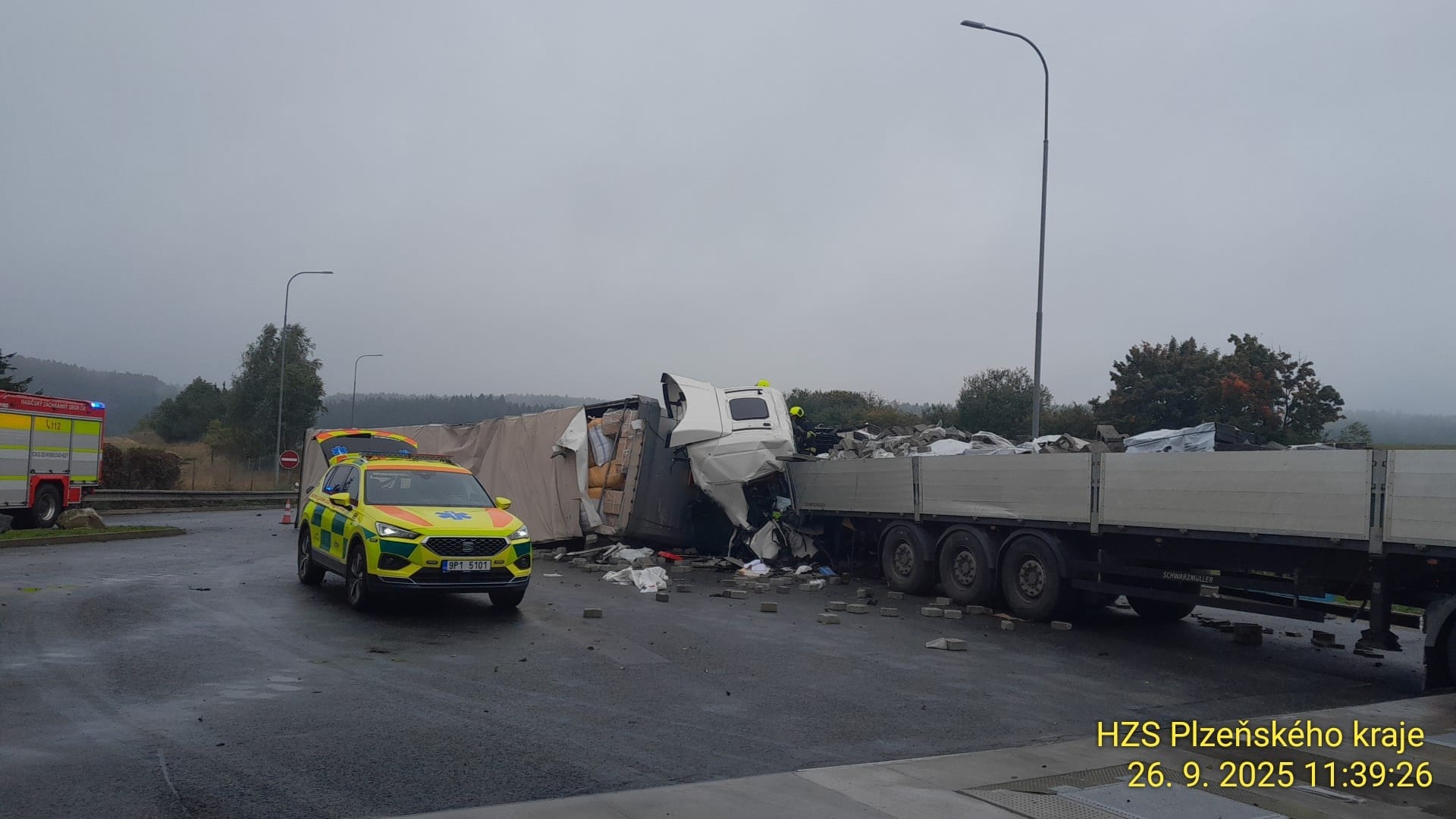 Vážná nehoda kamionů na benzince Shell na dálnici D5. Foto: HZS
