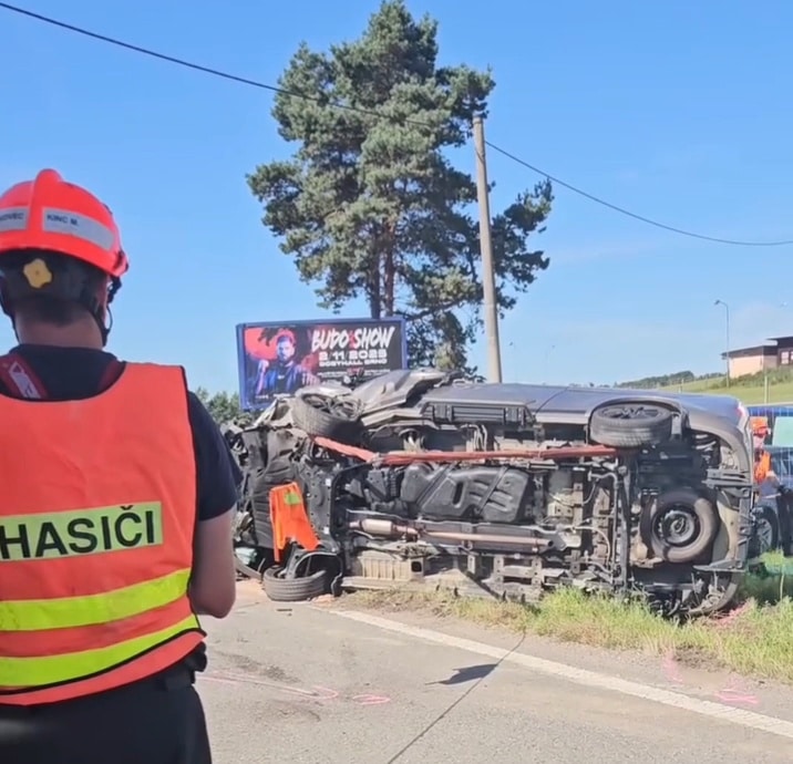 VIDEO: Hasiči dostávají na kola havarovanou dodávku u Kývalky. Autor: HZS