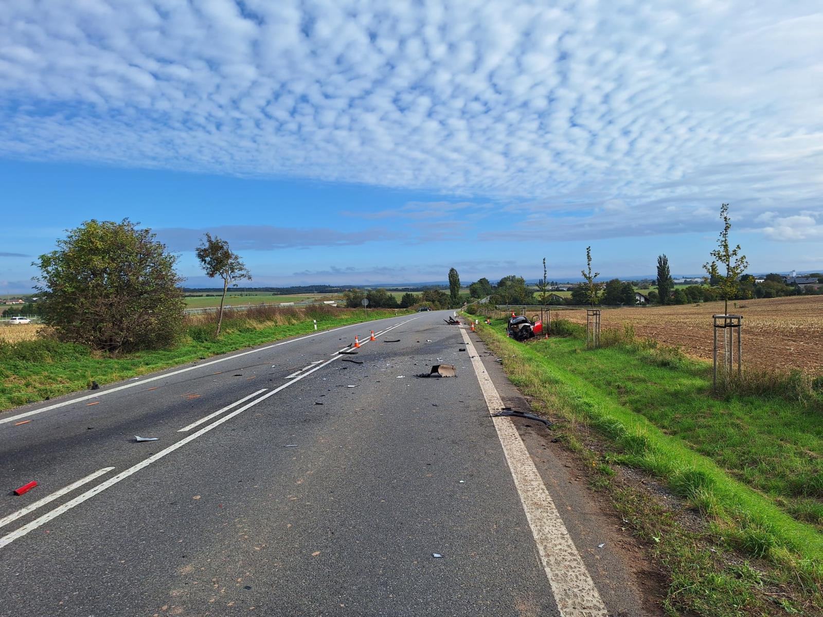 Nehoda auta a motorky u obce Lochenice. Foto: PČR