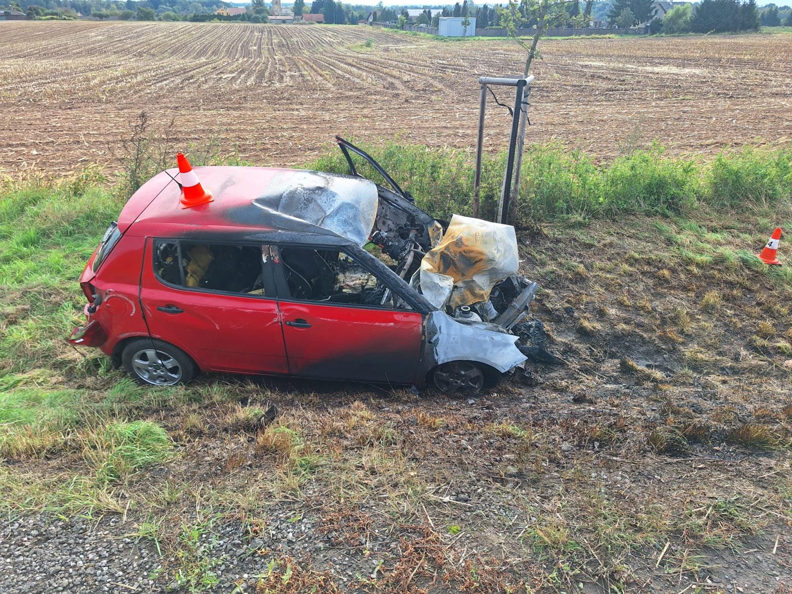 Nehoda auta a motorky u obce Lochenice. Foto: PČR