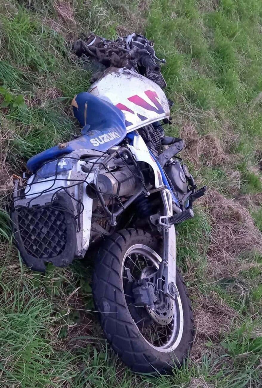 Nehoda auta a motorky u obce Lochenice. Foto: PČR