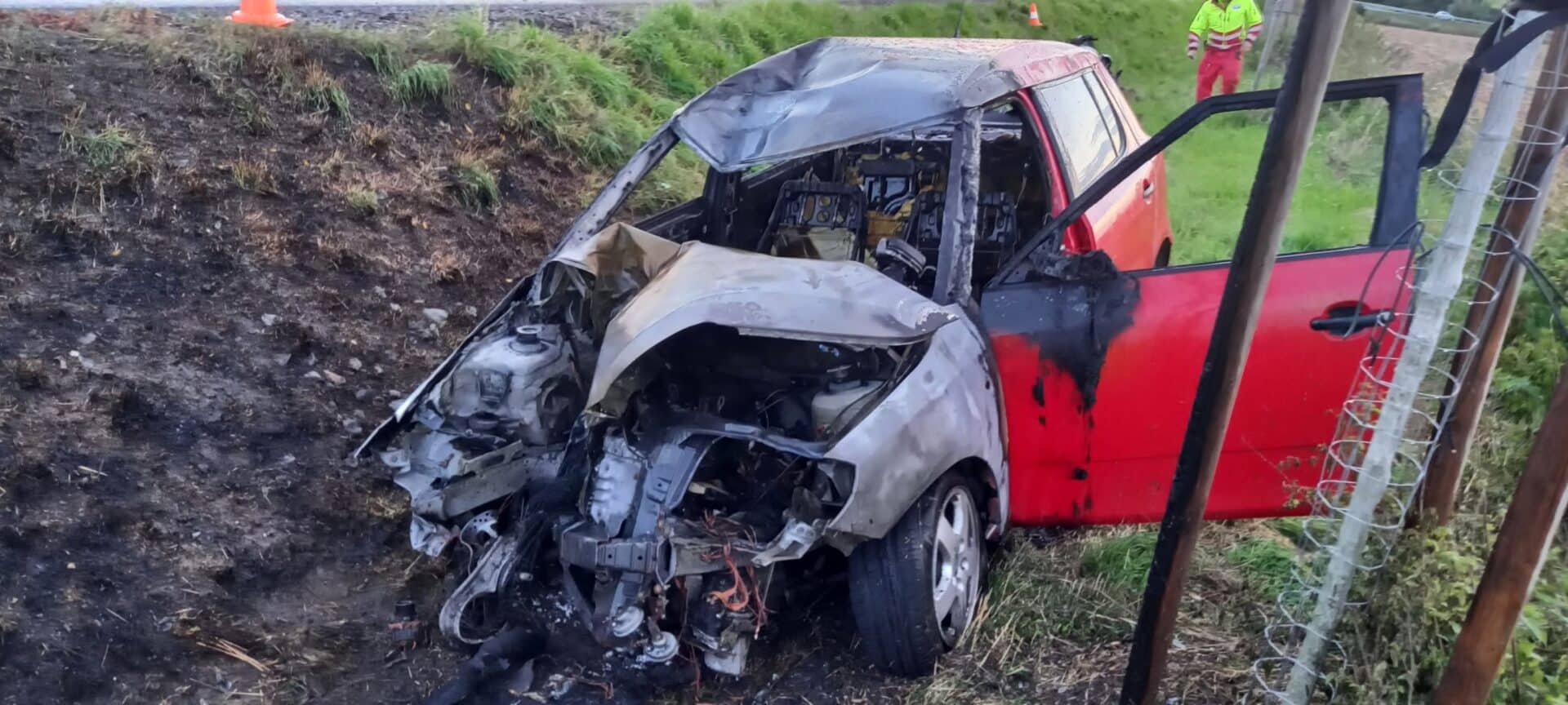 Nehoda auta a motorky u obce Lochenice. Foto: HZS