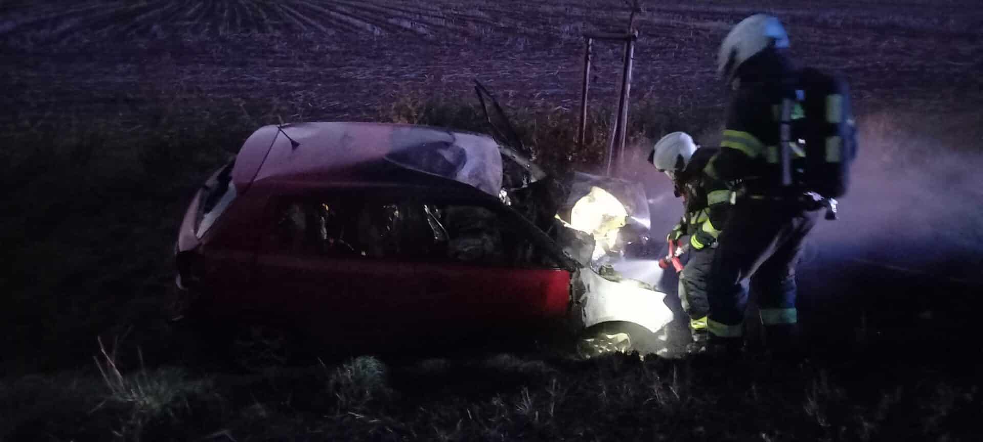 Nehoda auta a motorky u obce Lochenice. Foto: HZS