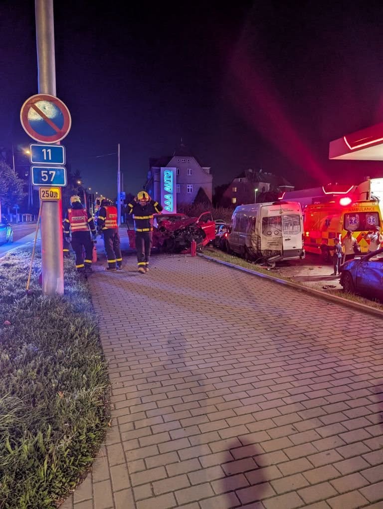 Nehoda na benzince v Opavě. Foto: FB/Kde stojí švestky Opava