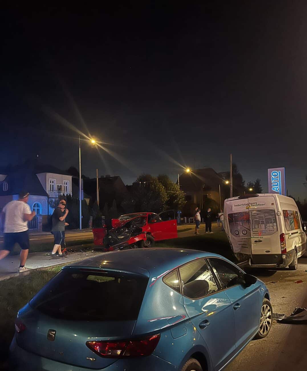 Nehoda na benzince v Opavě. Foto: FB/Kde stojí švestky Opava