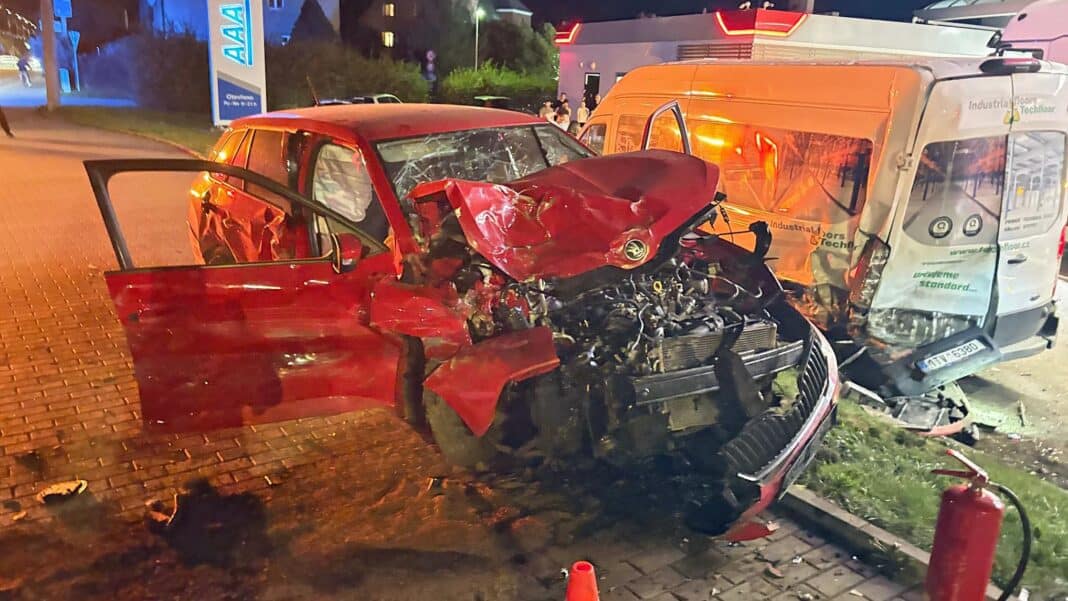 Nehoda na benzince v Opavě. Foto: FB/Kde stojí švestky Opava