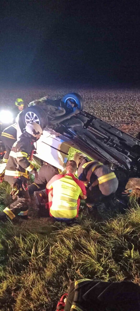 Vážná nehoda Fabie a kombajnu u obce Dolní Přím. Foto: HZS