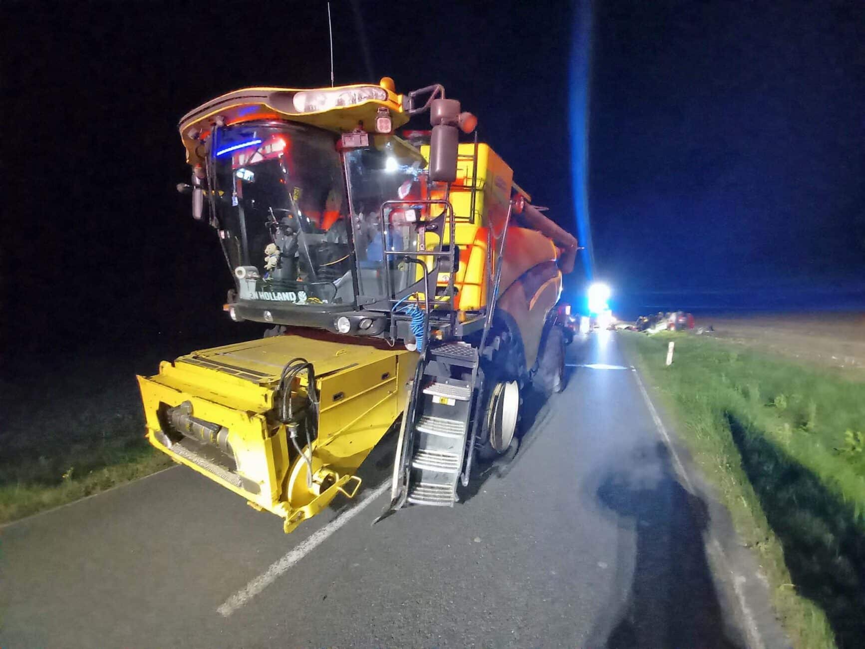 Vážná nehoda Fabie a kombajnu u obce Dolní Přím. Foto: HZS