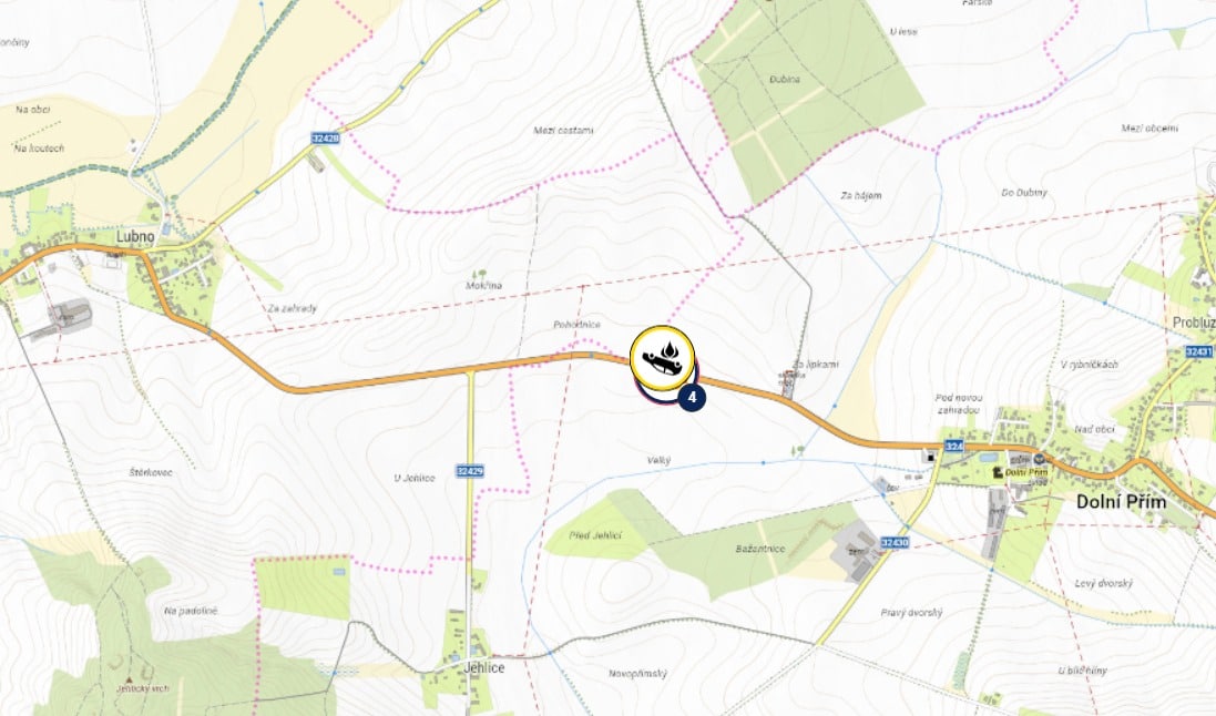 Vážná nehoda Fabie a kombajnu u obce Dolní Přím. Foto: HZS