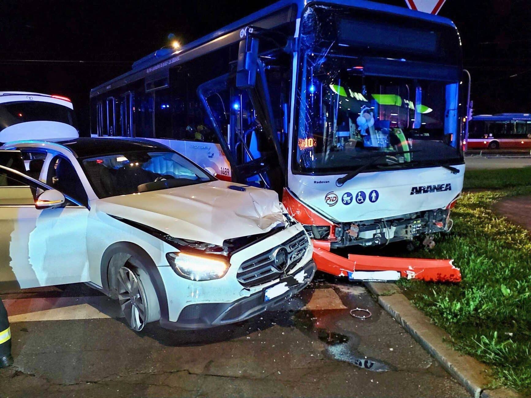 Nehoda v Sazečské ulici v Praze. Foto: HZS