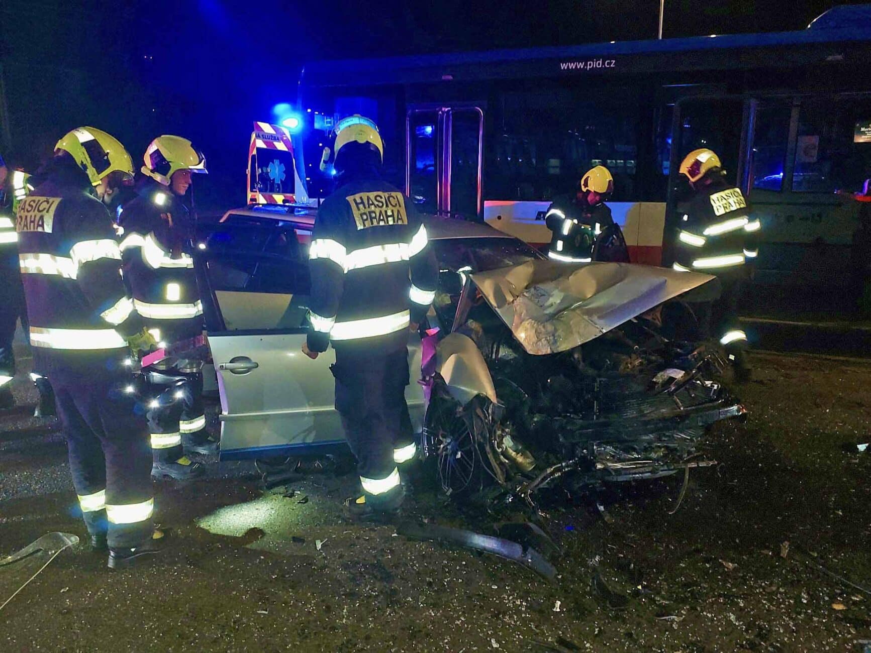 Nehoda v Sazečské ulici v Praze. Foto: HZS