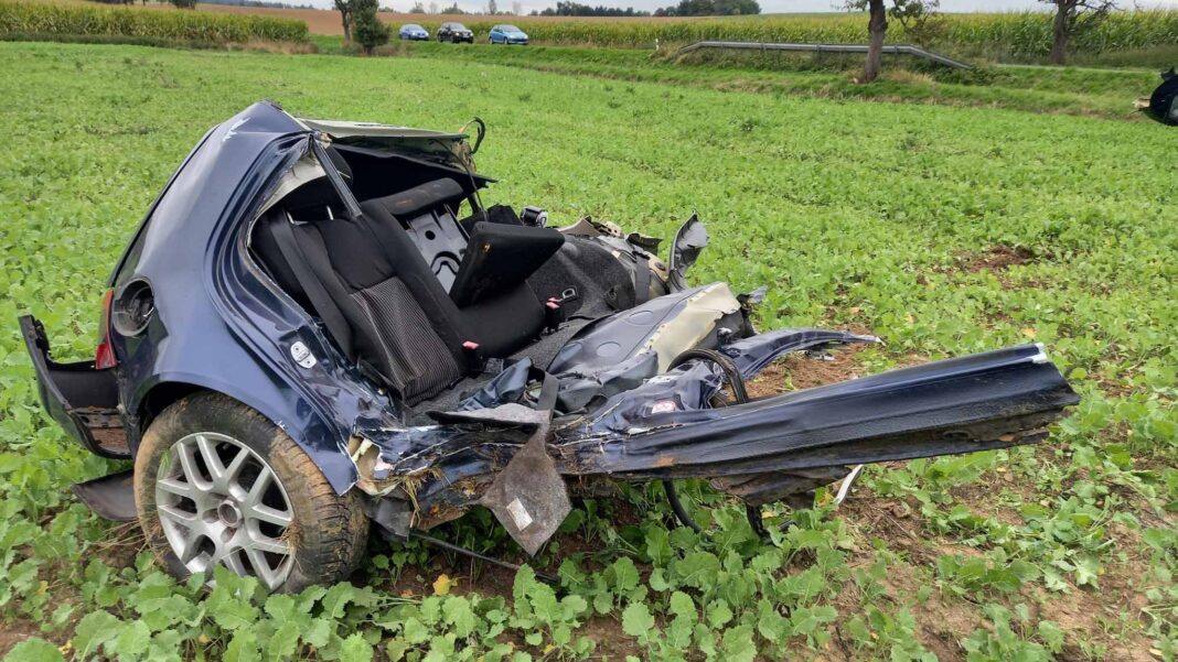 Řidič u Sebuče rozpáral auto o strom. Foto: HZS