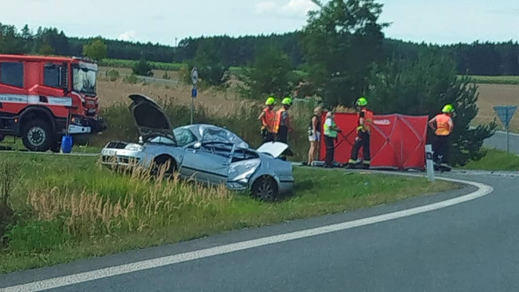 Tragická nehoda auta a motorky u Třemošné.