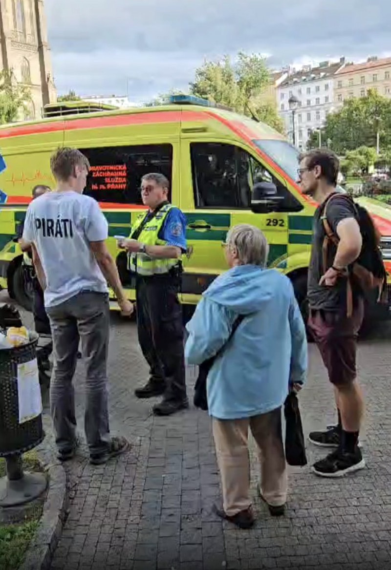 Pirátského dobrovolníka napadl agresor, zasahovala záchranka.