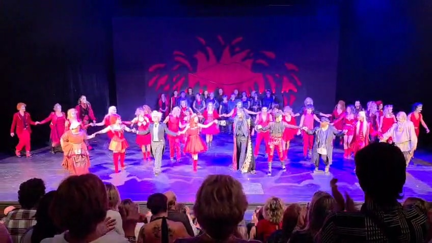 VIDEO: Předpremiéru Plesu upírů diváci odměnili potleskem ve stoje. Video: ČRzprávy